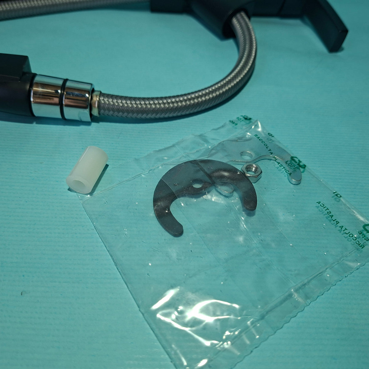 Torneira misturadora giratória com chuveiro extraível Comet Capri Piccina - Preto acetinado com microinterruptor